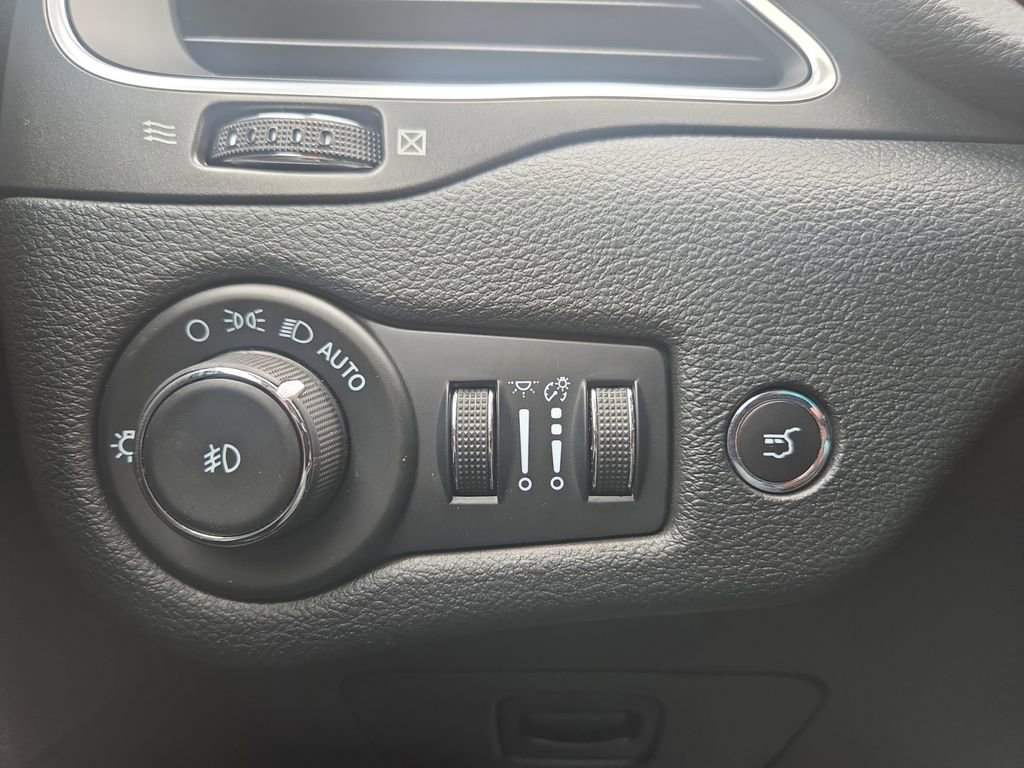 Used 2023 Jeep Cherokee Trailhawk AWD/4WD image 19