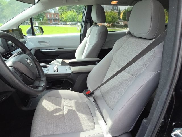 Used 2025 Toyota Sienna LE FWD image 11