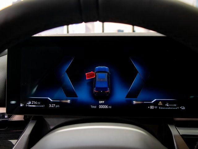 Used 2026 BMW 550e xDrive w/ Premium Package image 18