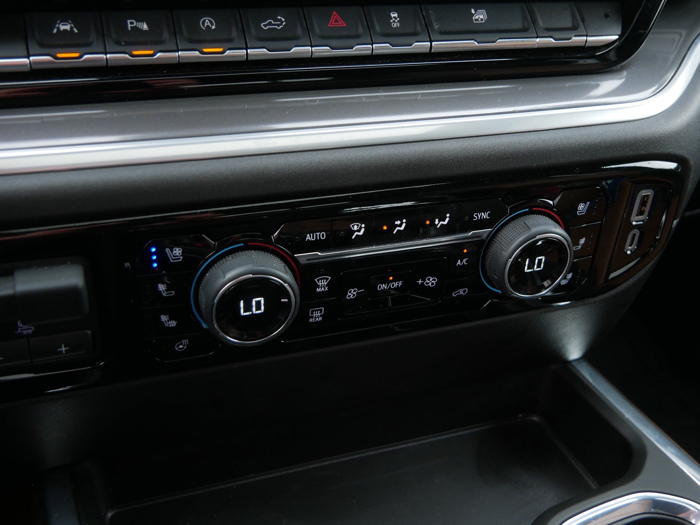 Certified 2025 Chevrolet Silverado 1500 High Country AWD/4WD image 35