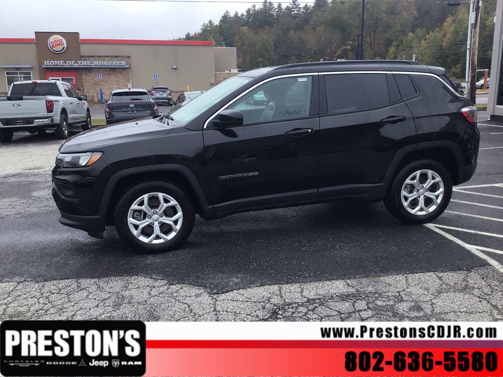 Used 2024 Jeep Compass Latitude AWD/4WD image 2