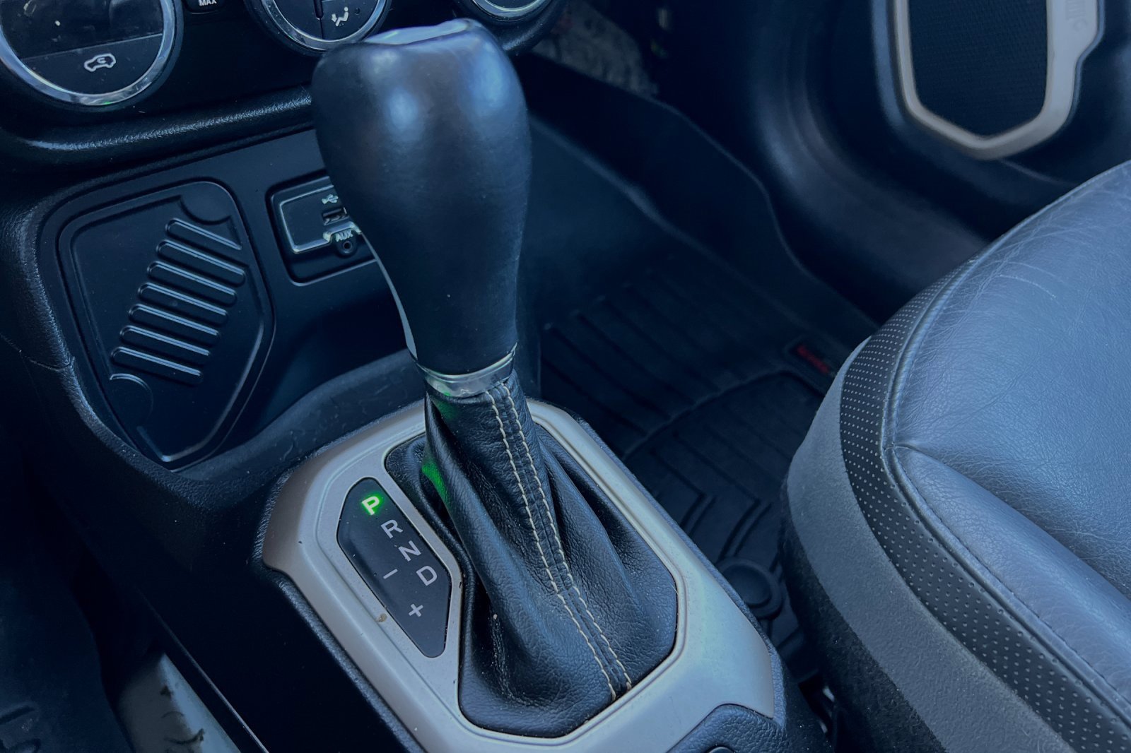 Used 2015 Jeep Renegade Limited image 22