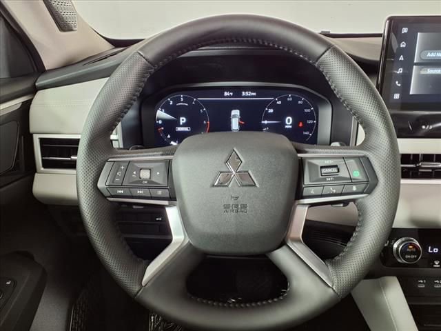 Used 2025 Mitsubishi Outlander SE image 24