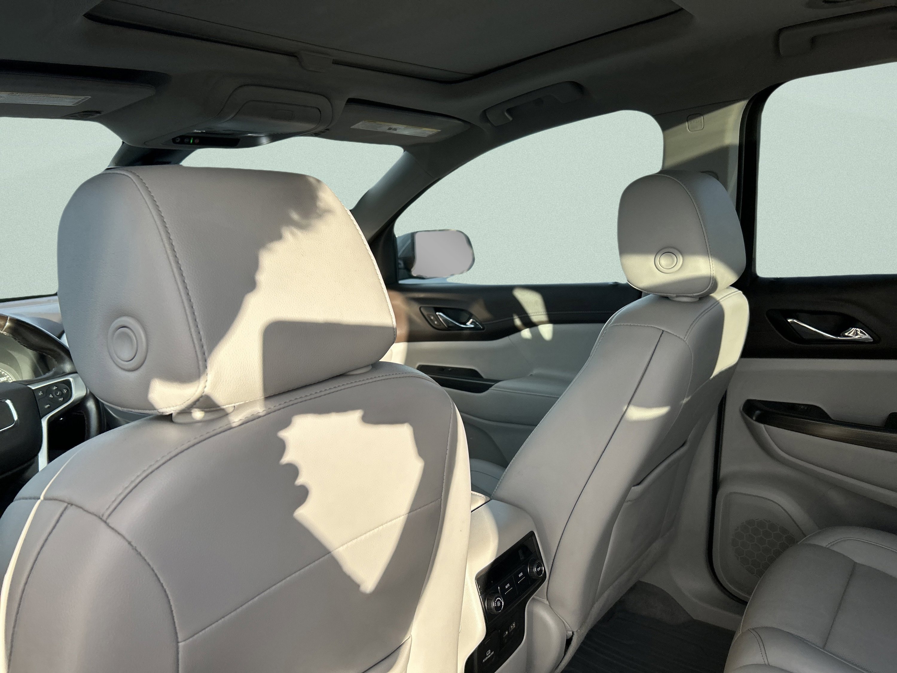 Used 2023 GMC Acadia SLT image 17