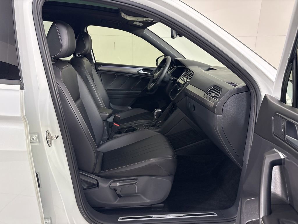 Used 2022 Volkswagen Tiguan SE R-Line image 12