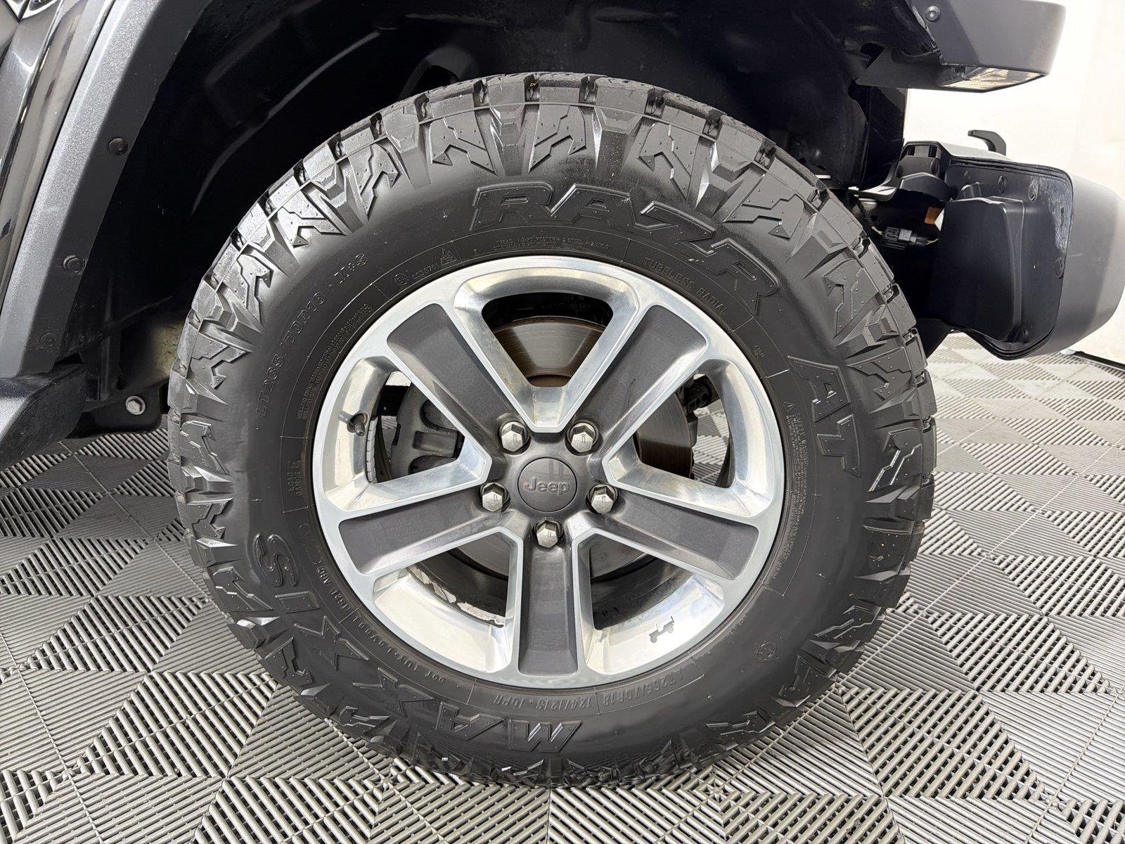 Used 2018 Jeep Wrangler Unlimited Sahara AWD/4WD image 10