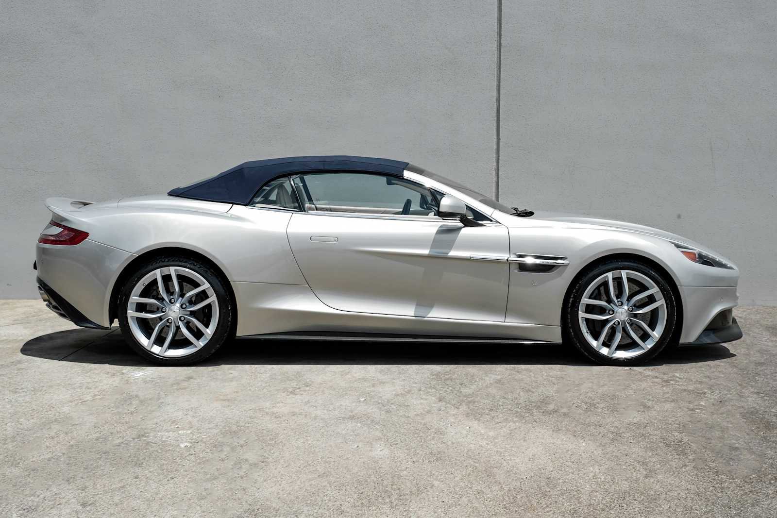 Used 2016 Aston Martin Vanquish Volante RWD image 11