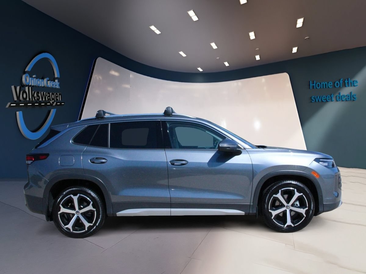 Certified 2025 Volkswagen Tiguan SE FWD image 4