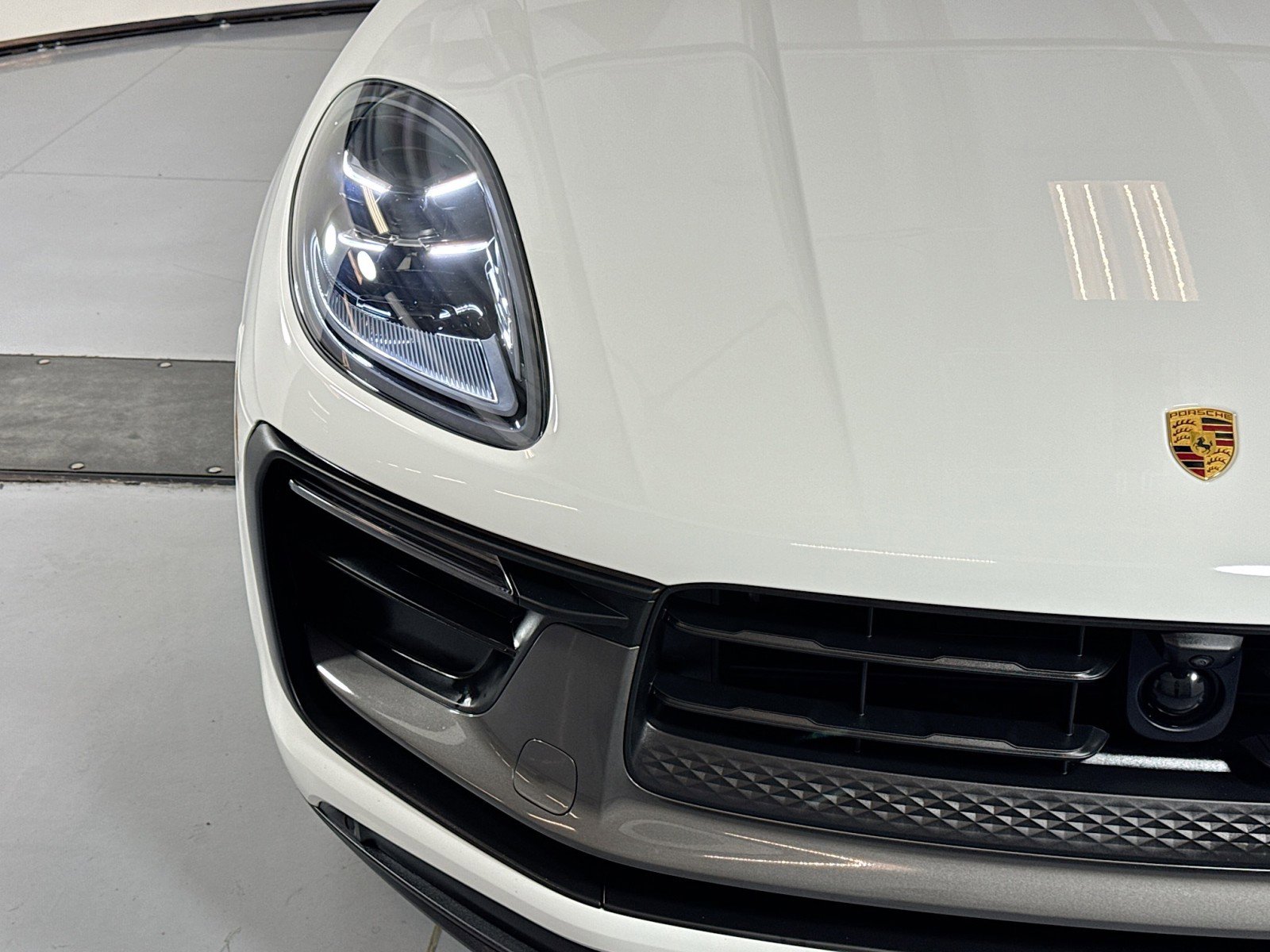 Used 2025 Porsche Macan Turbo image 28