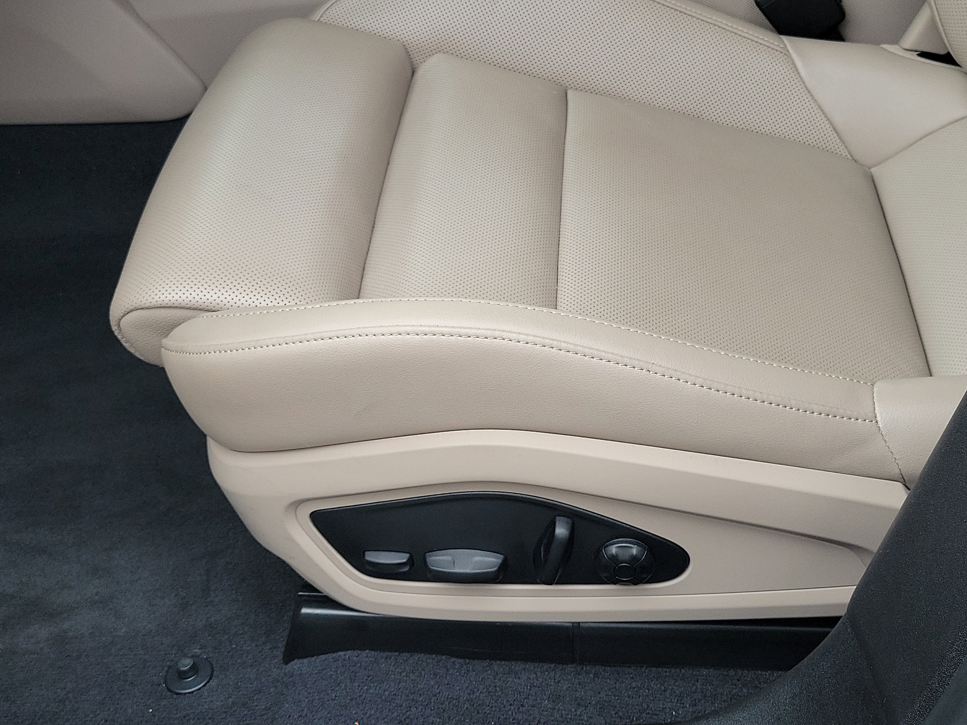 Used 2025 Porsche Taycan image 23