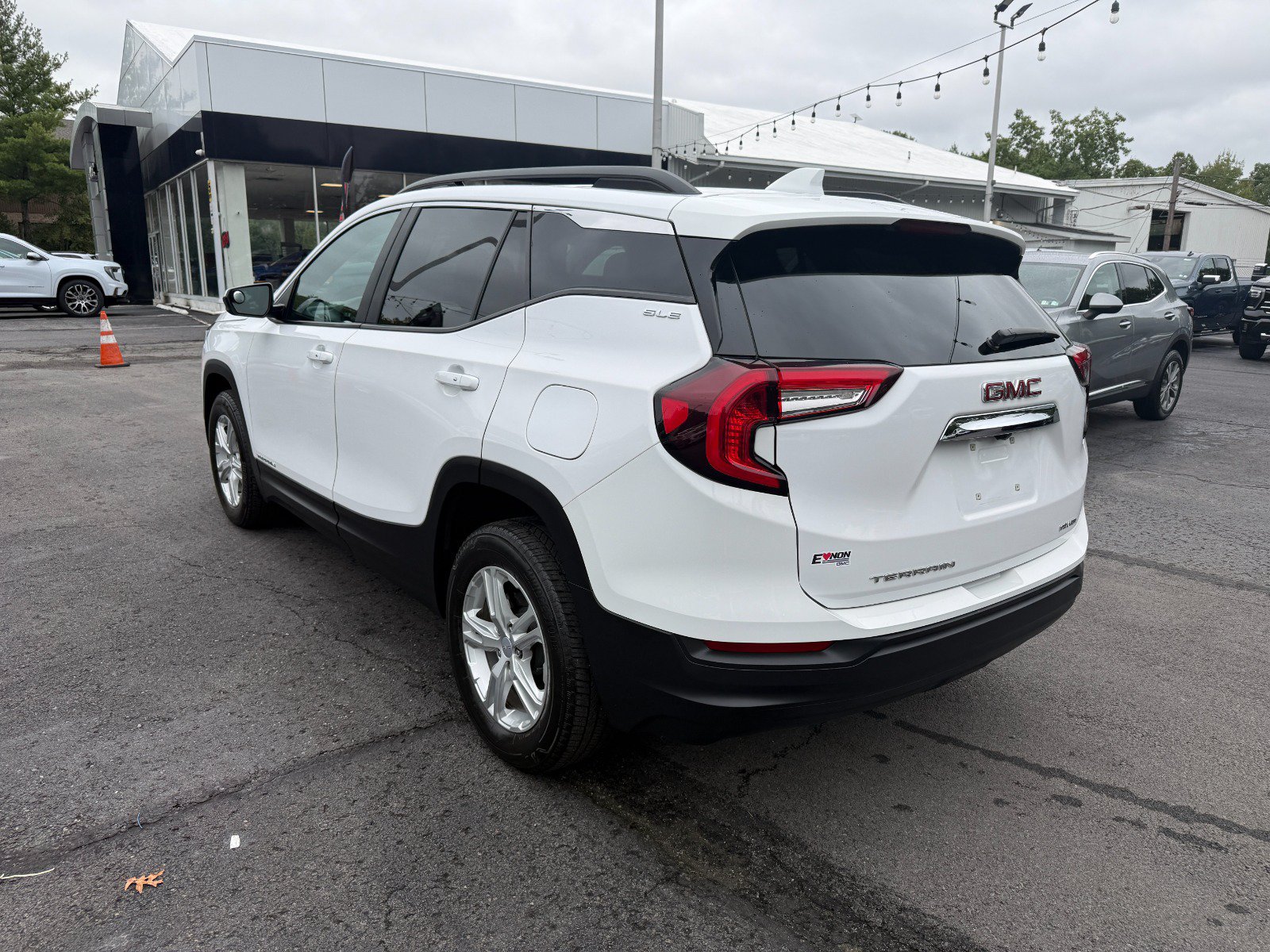 Used 2024 GMC Terrain SLE w/ Driver Convenience Package AWD/4WD image 3