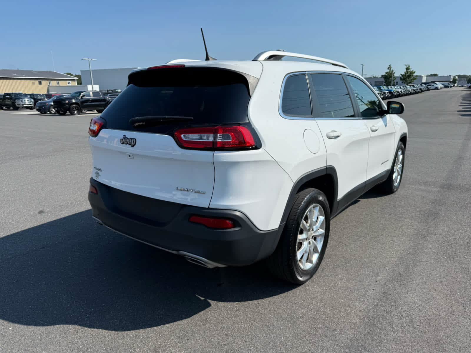 Used 2016 Jeep Cherokee Limited AWD/4WD image 8