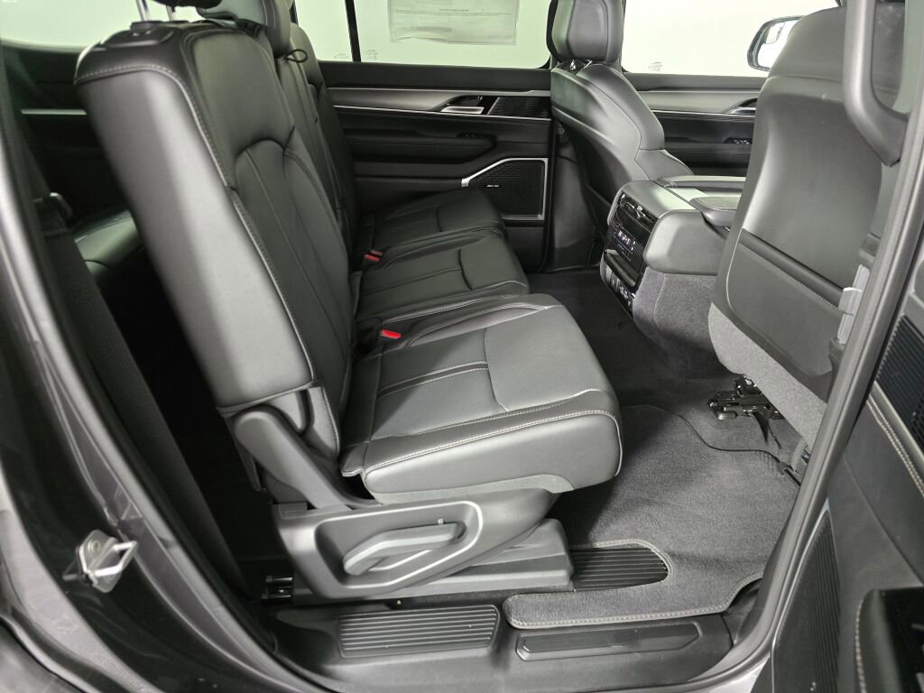 New 2025 Jeep Wagoneer 4WD w/ HD Trailer Tow Package image 26