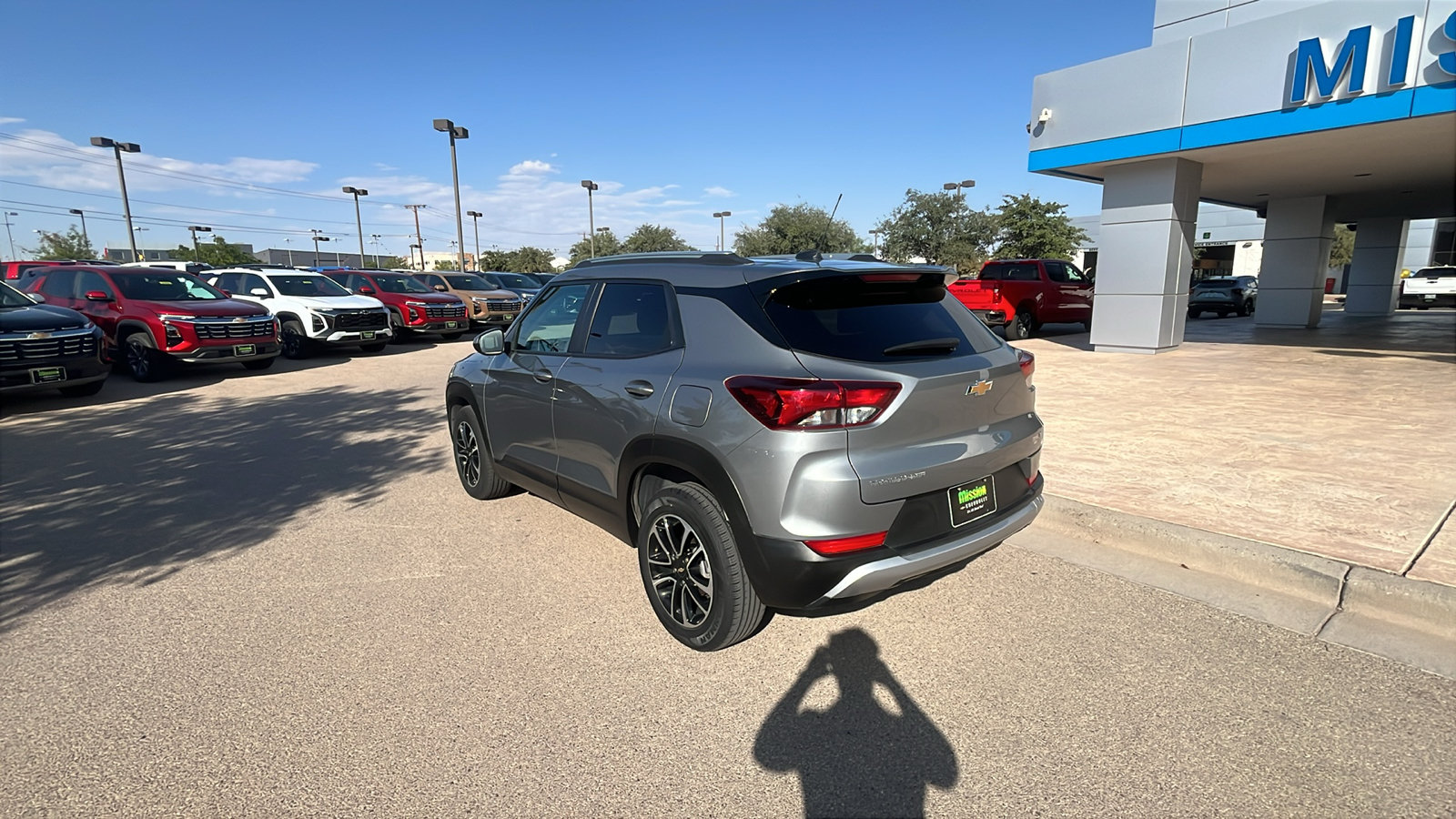 Used 2025 Chevrolet TrailBlazer LT FWD image 2