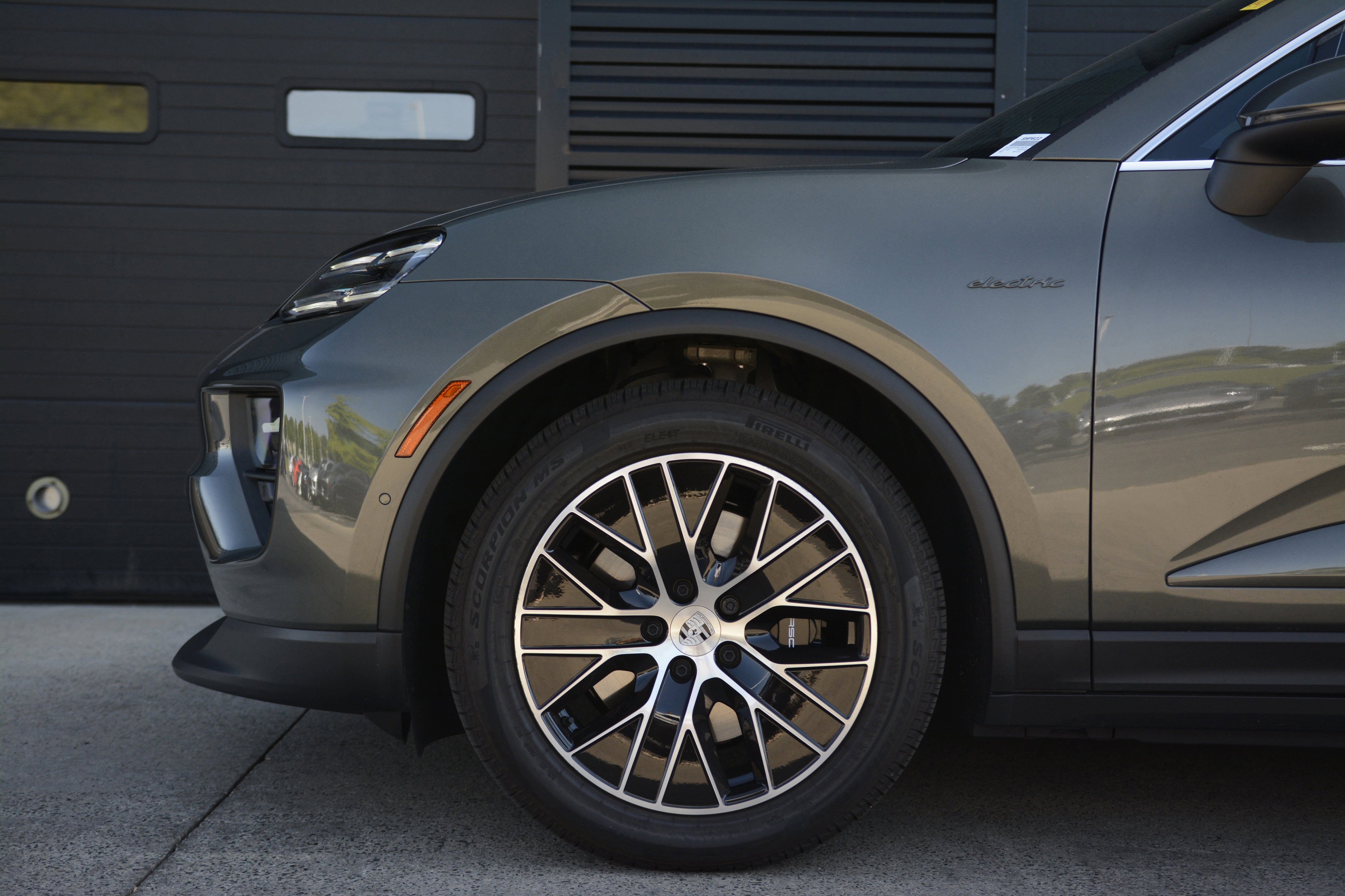 Certified 2025 Porsche Macan 4S Electric AWD/4WD image 37