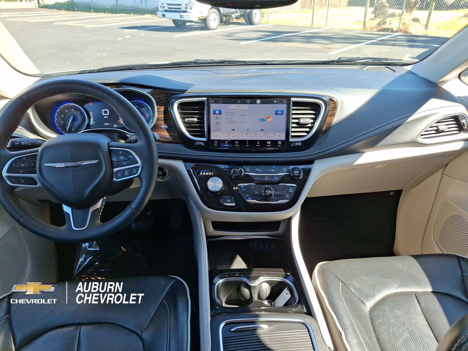Used 2023 Chrysler Pacifica Limited FWD image 9