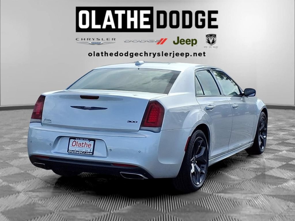 Used 2021 Chrysler 300 Touring L RWD image 3