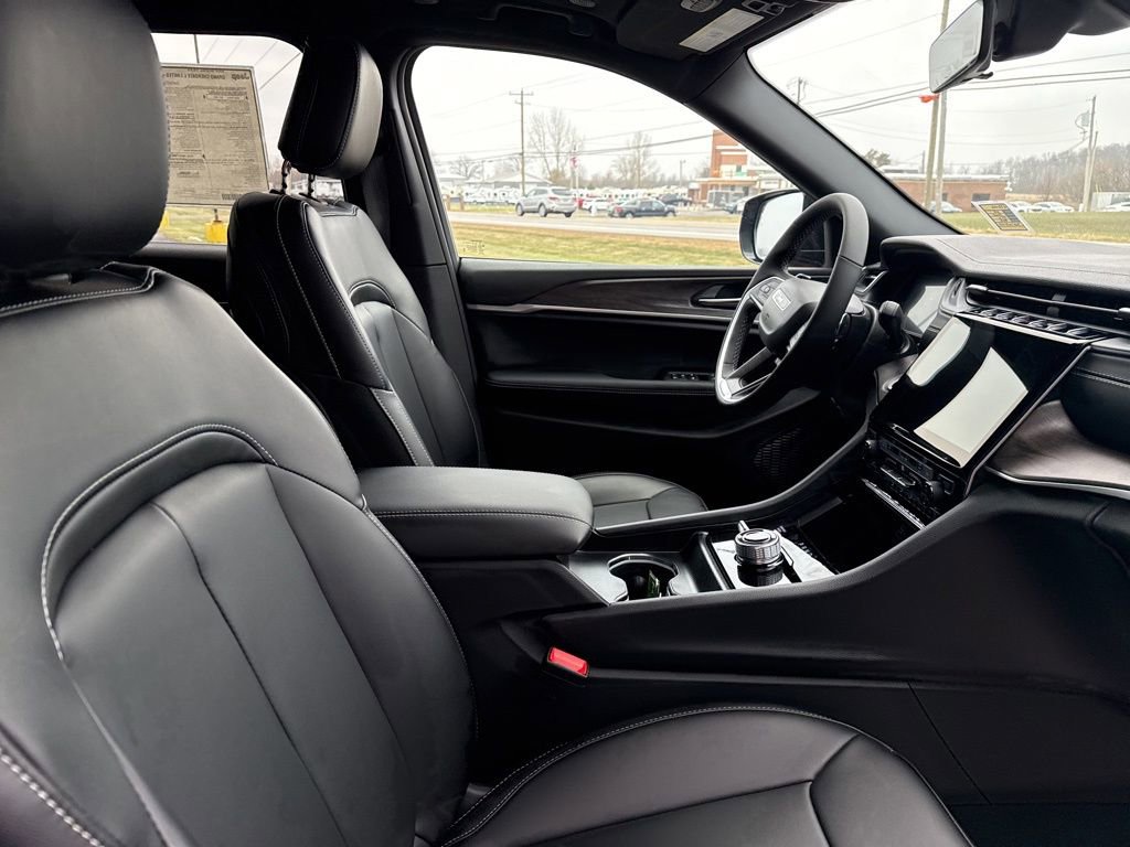 New 2025 Jeep Grand Cherokee L Limited w/ Black Appearance Package image 36