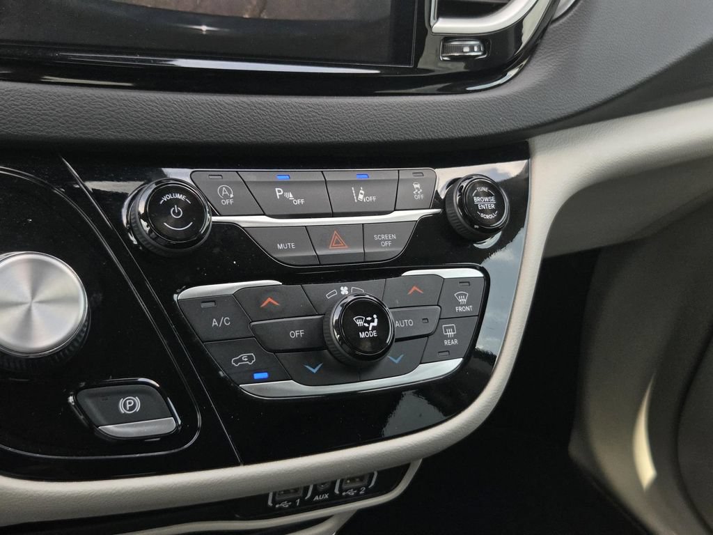 Used 2024 Chrysler Pacifica Touring-L FWD image 22