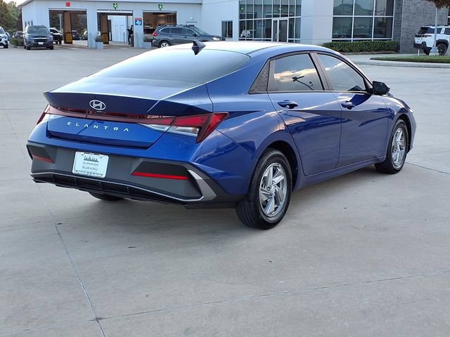 Used 2026 Hyundai Elantra SE FWD image 4