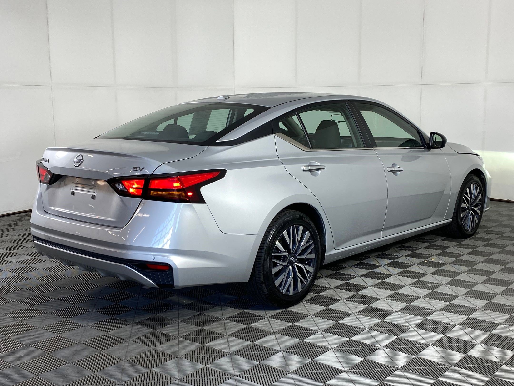 Used 2024 Nissan Altima 2.5 SV image 8