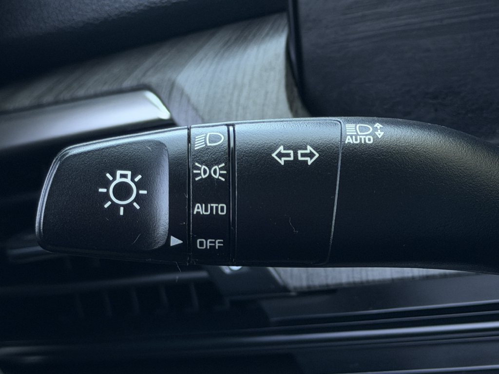 Used 2024 Kia Telluride EX w/ EX Captain's Chair Package FWD image 21
