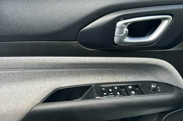 Used 2024 Jeep Compass Latitude image 8