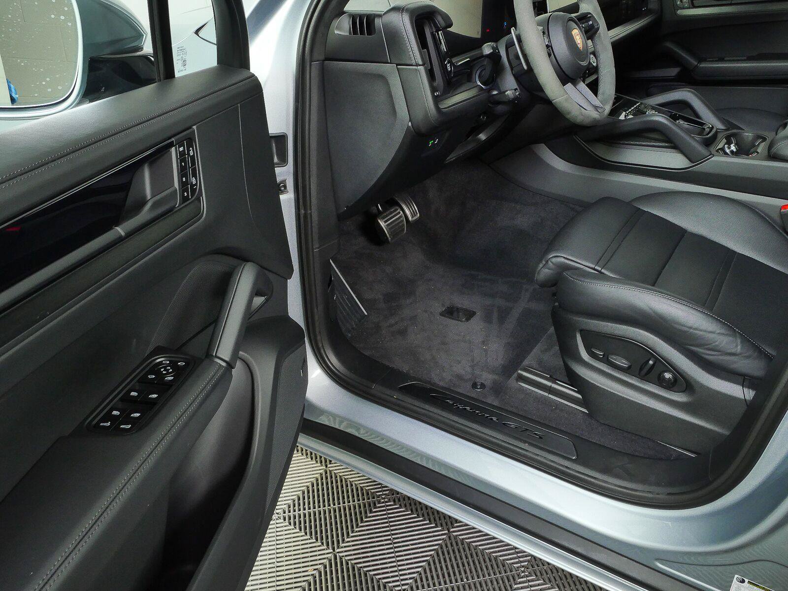 Certified 2025 Porsche Cayenne GTS AWD/4WD image 8