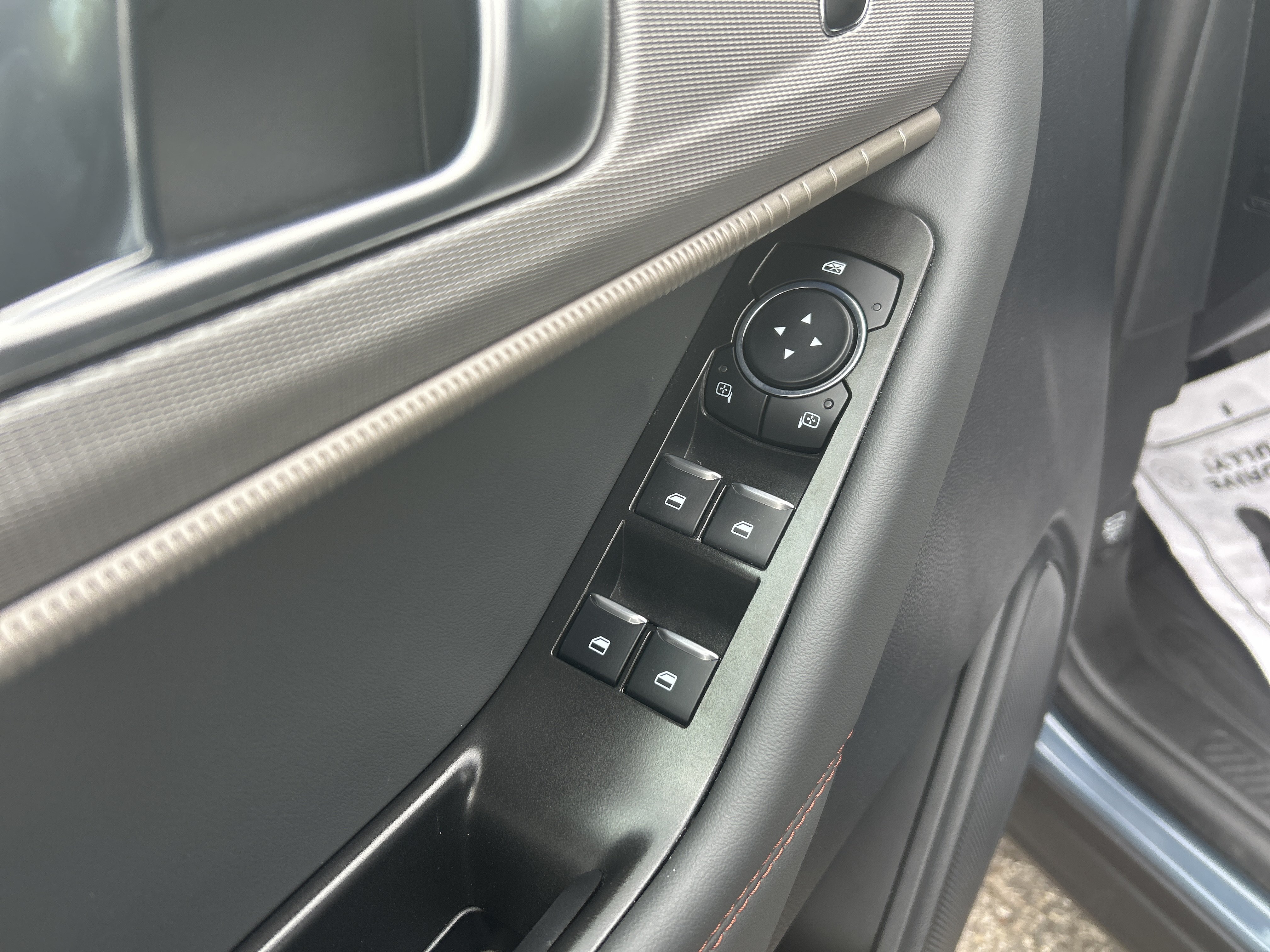 Used 2025 Ford Explorer Active AWD/4WD image 17