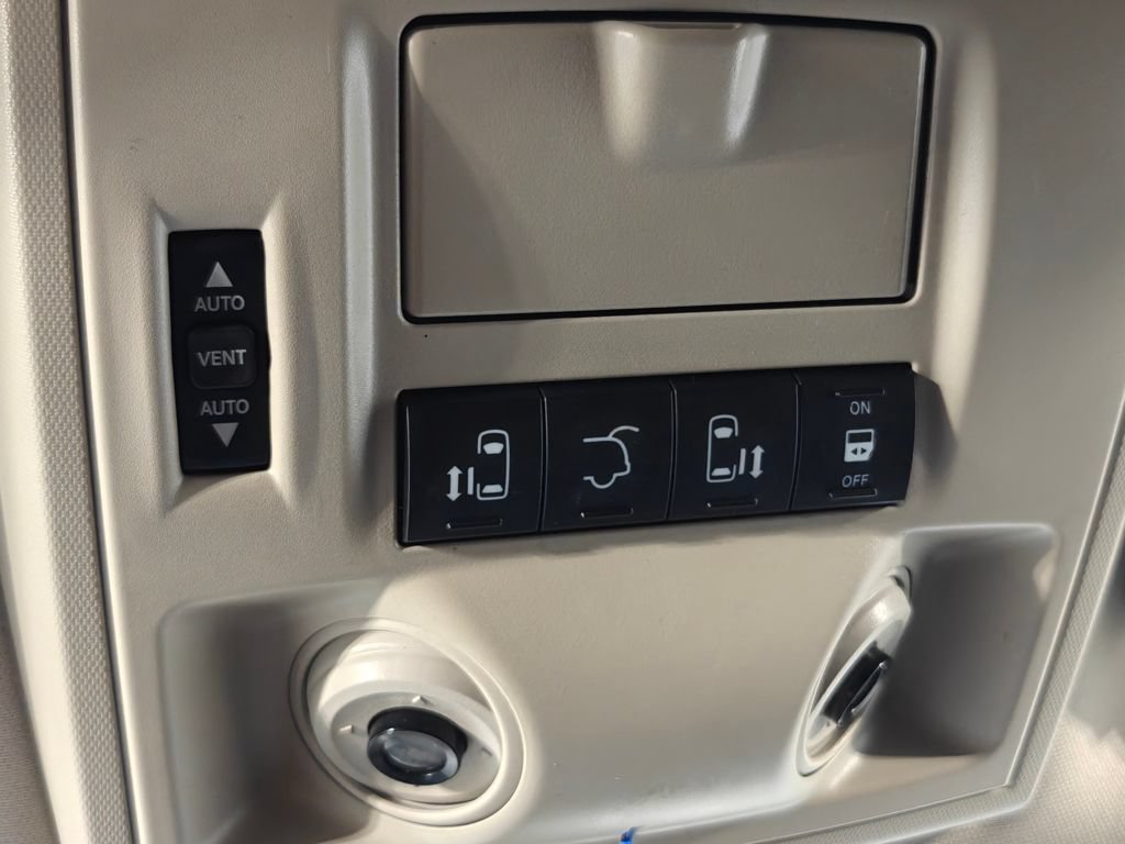Used 2016 Chrysler Town & Country Touring-L FWD image 10