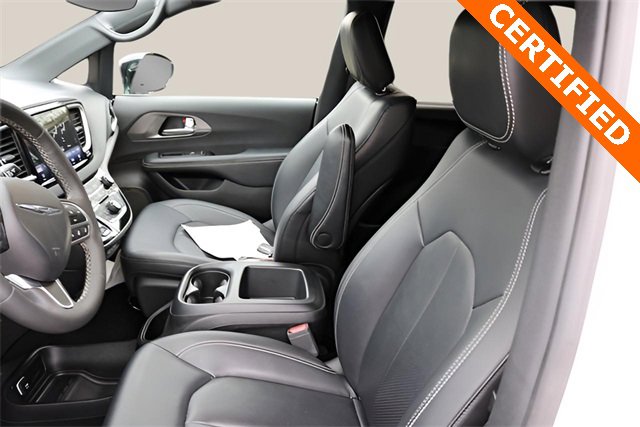 Used 2025 Chrysler Pacifica Select image 11