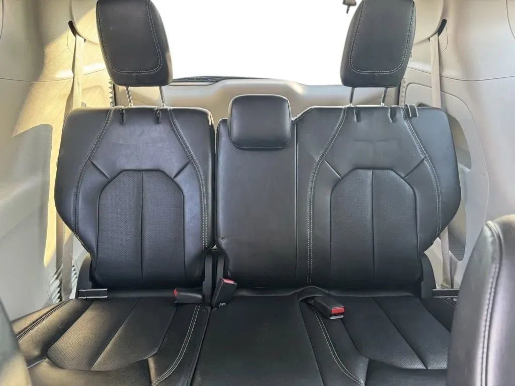 Used 2024 Chrysler Pacifica Touring-L image 21