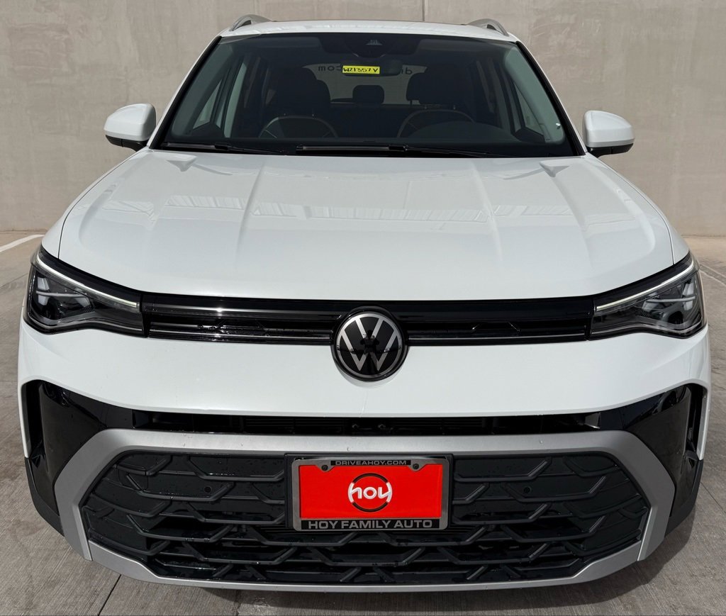 Used 2025 Volkswagen Taos SE image 2