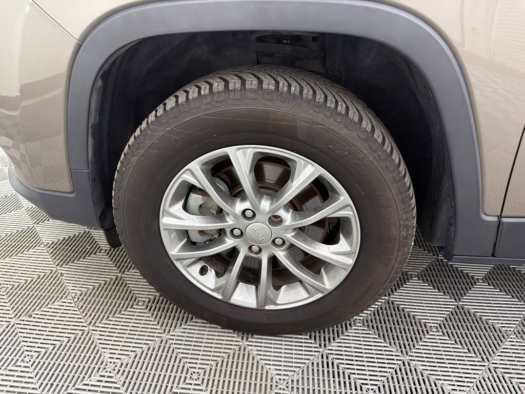 Used 2019 Jeep Cherokee Latitude Plus w/ Comfort/Convenience Group image 12