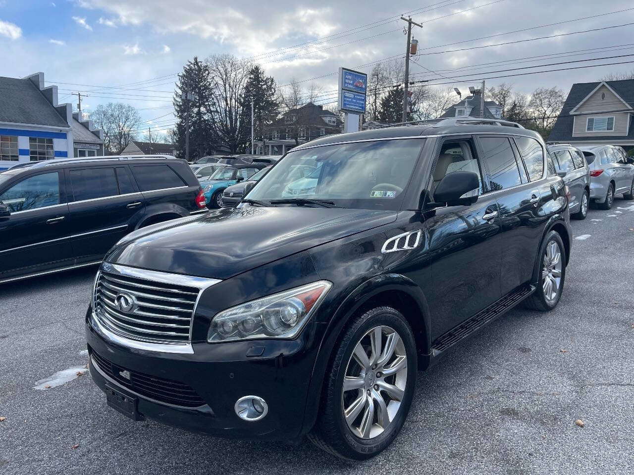 Used 2011 INFINITI QX56 Base 4x4 4dr SUV w/ Deluxe Touring Pkg image 2
