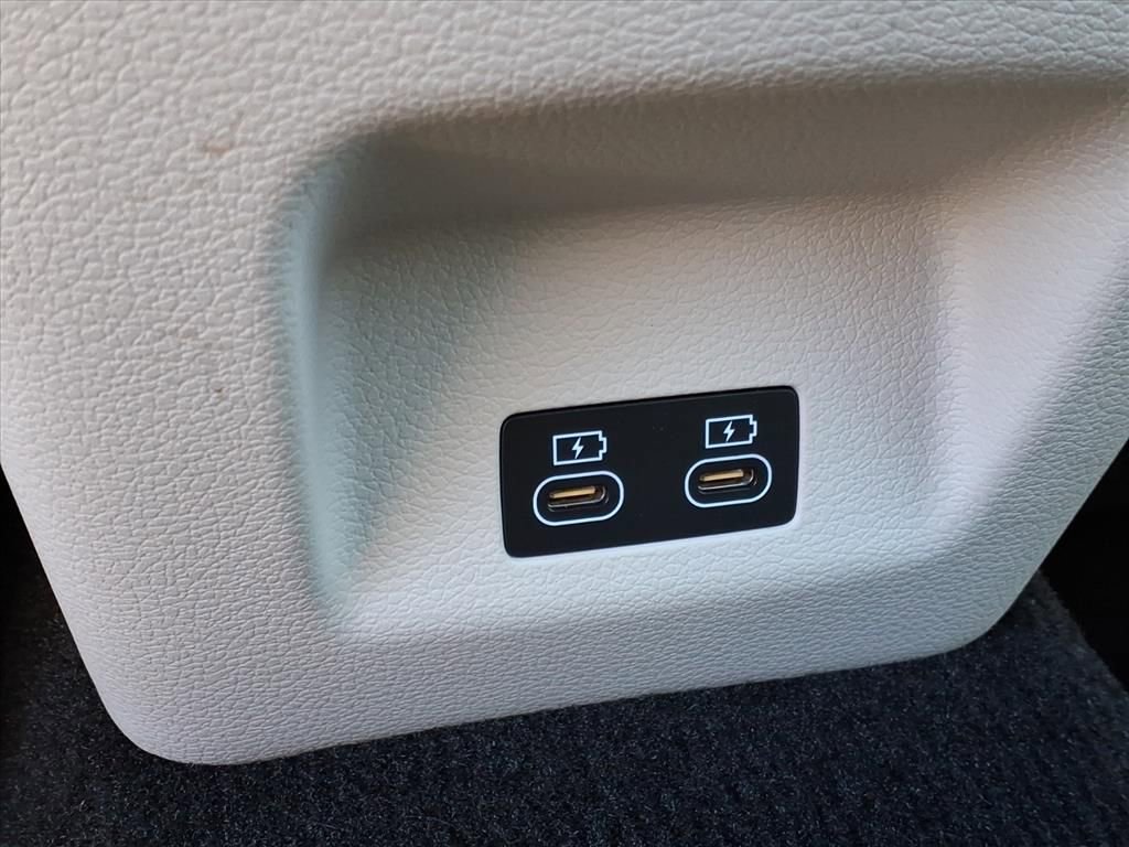 Used 2025 Genesis G70 2.5T image 9