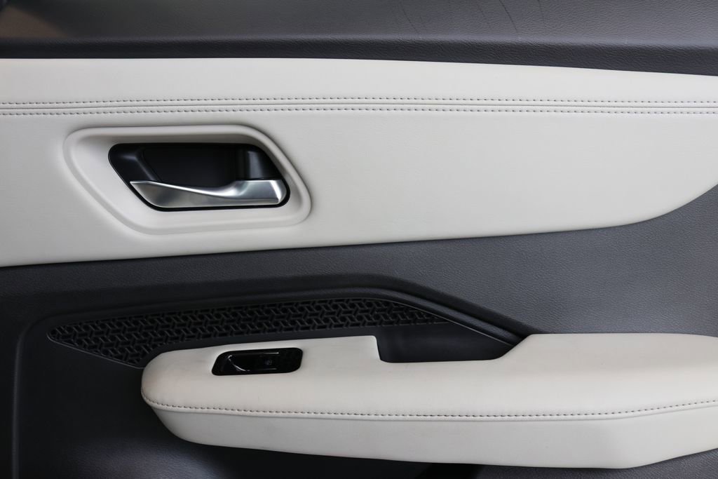 Used 2023 Nissan Ariya AWD image 32