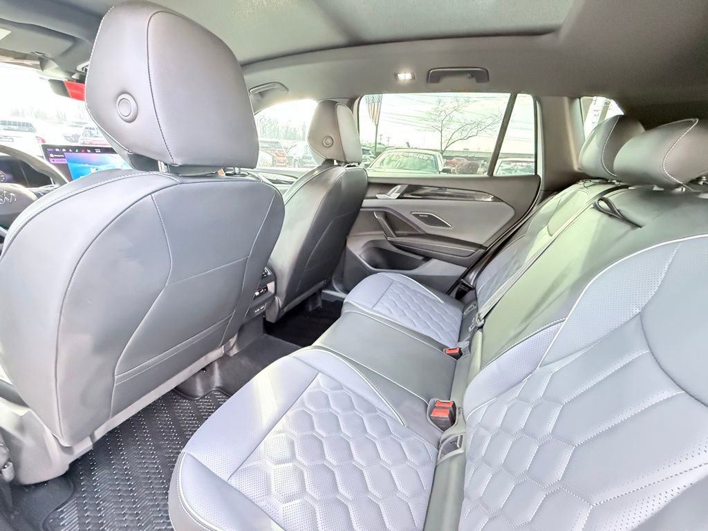 Used 2026 Volkswagen Tiguan SEL R-Line image 24