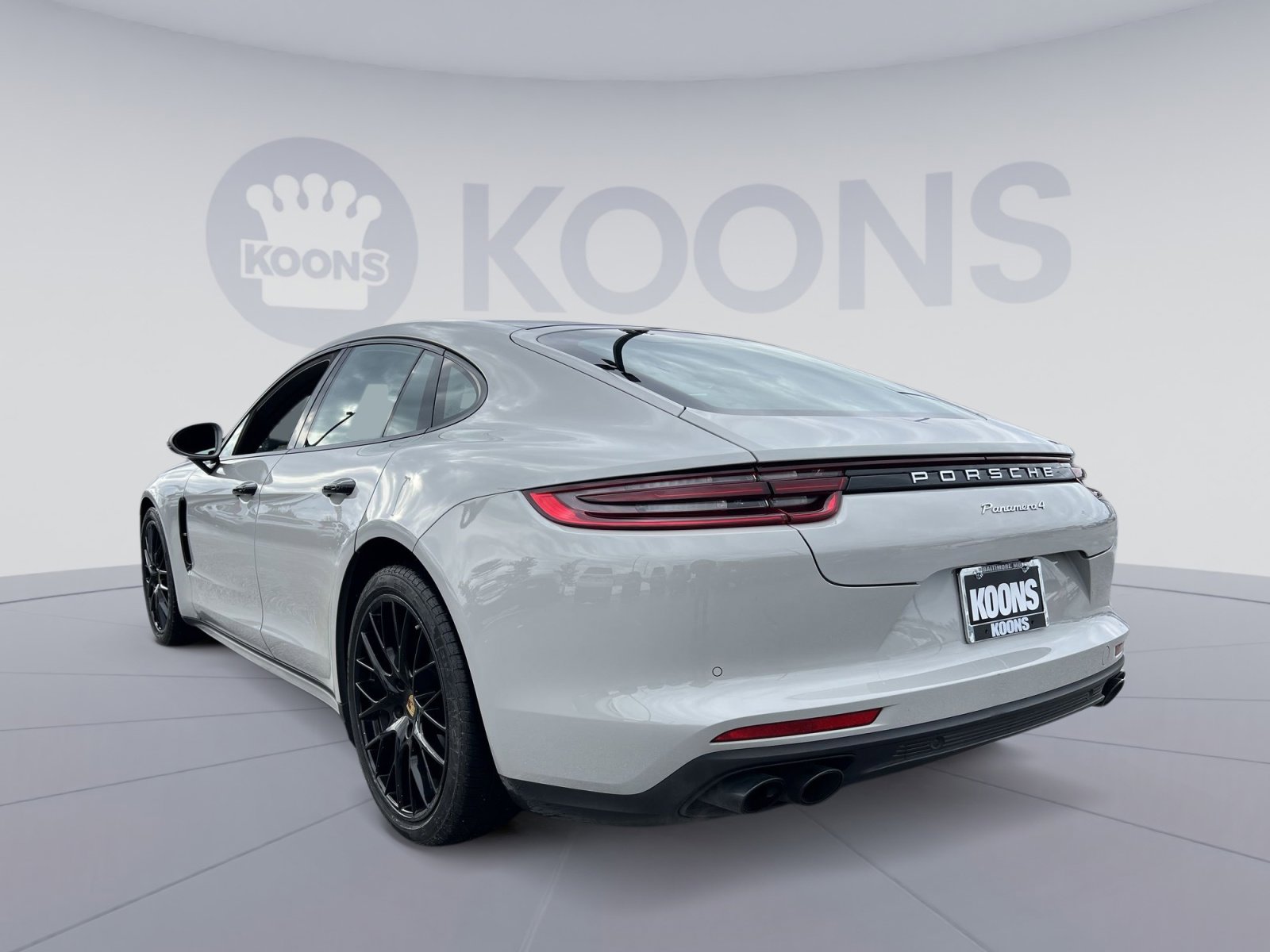 Used 2018 Porsche Panamera 4 image 4