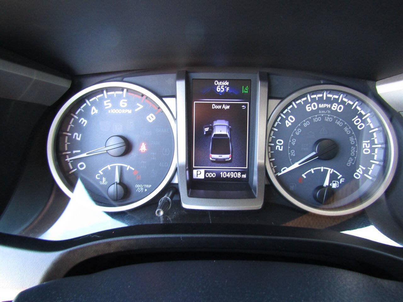 Used 2018 Toyota Tacoma SR5 AWD/4WD image 11