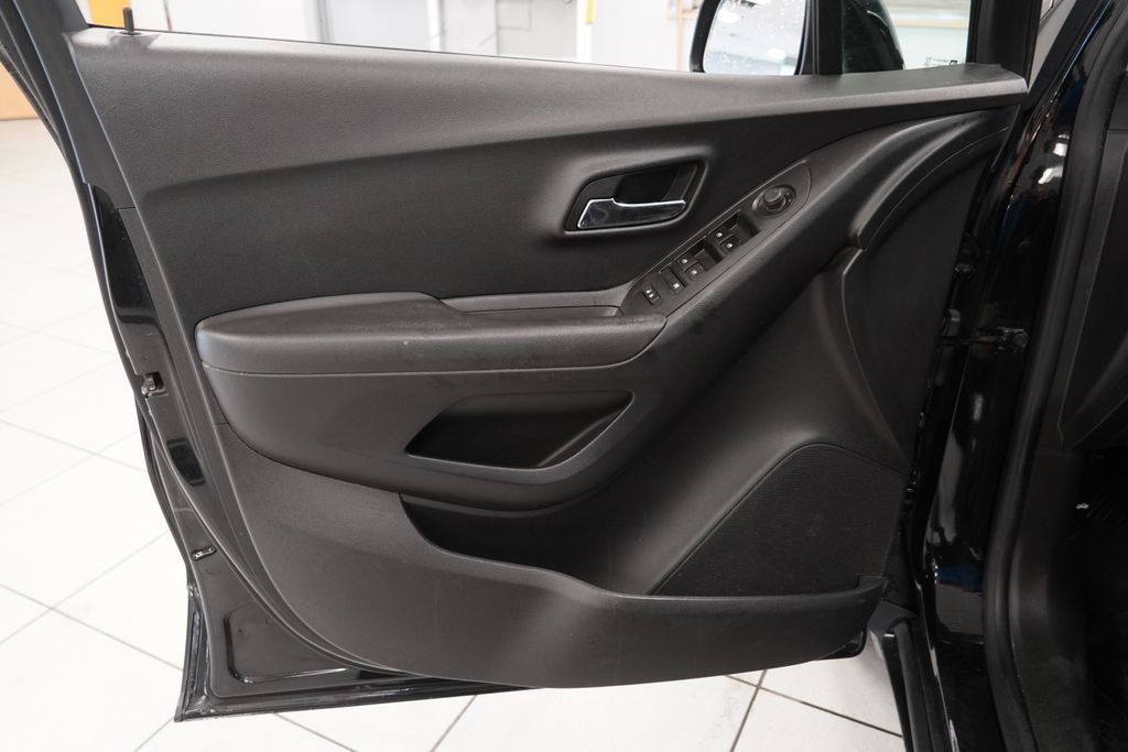 Used 2020 Chevrolet Trax LT w/ LT Convenience Package FWD image 16