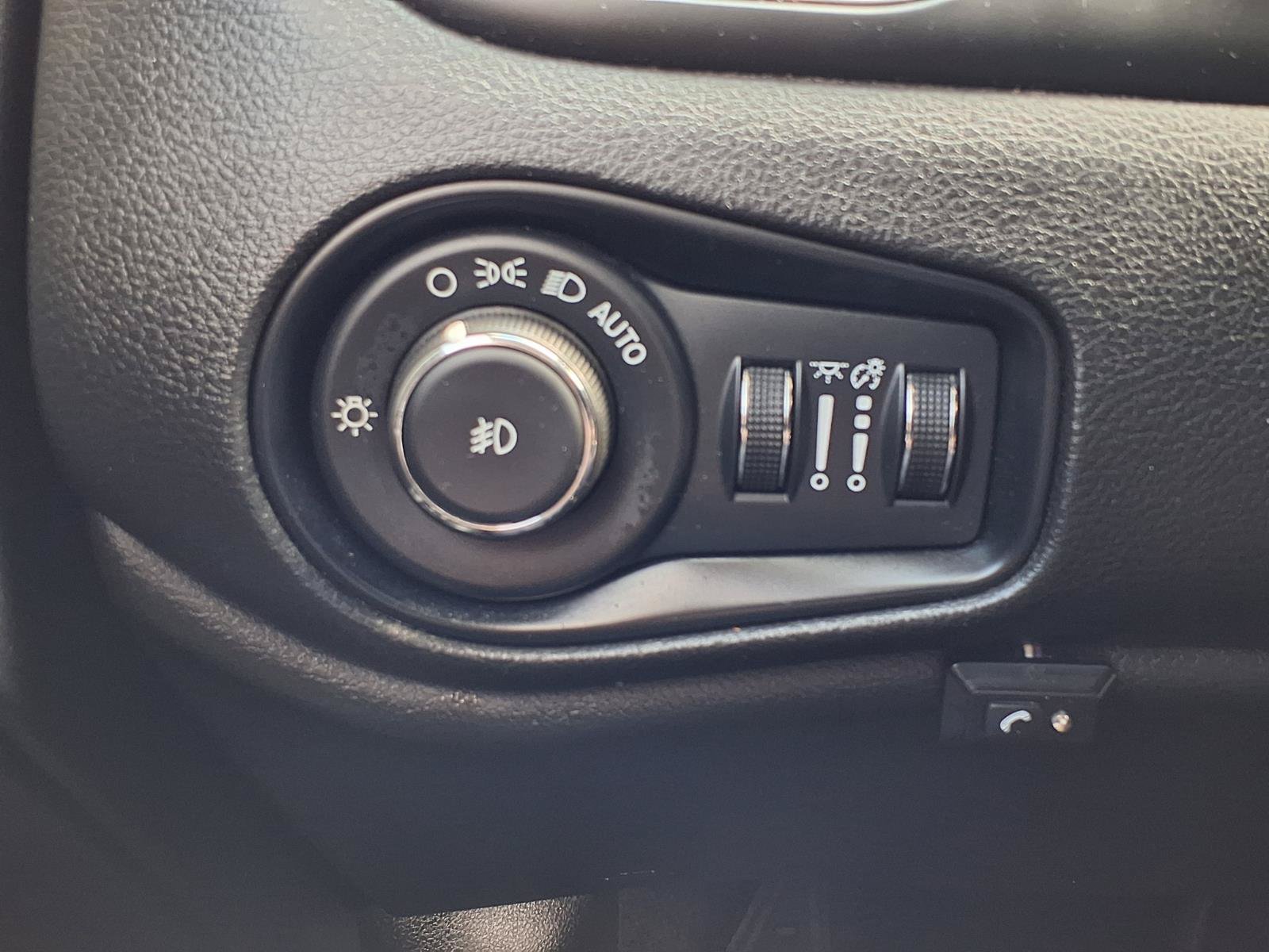 Used 2022 Jeep Renegade Latitude AWD/4WD image 9