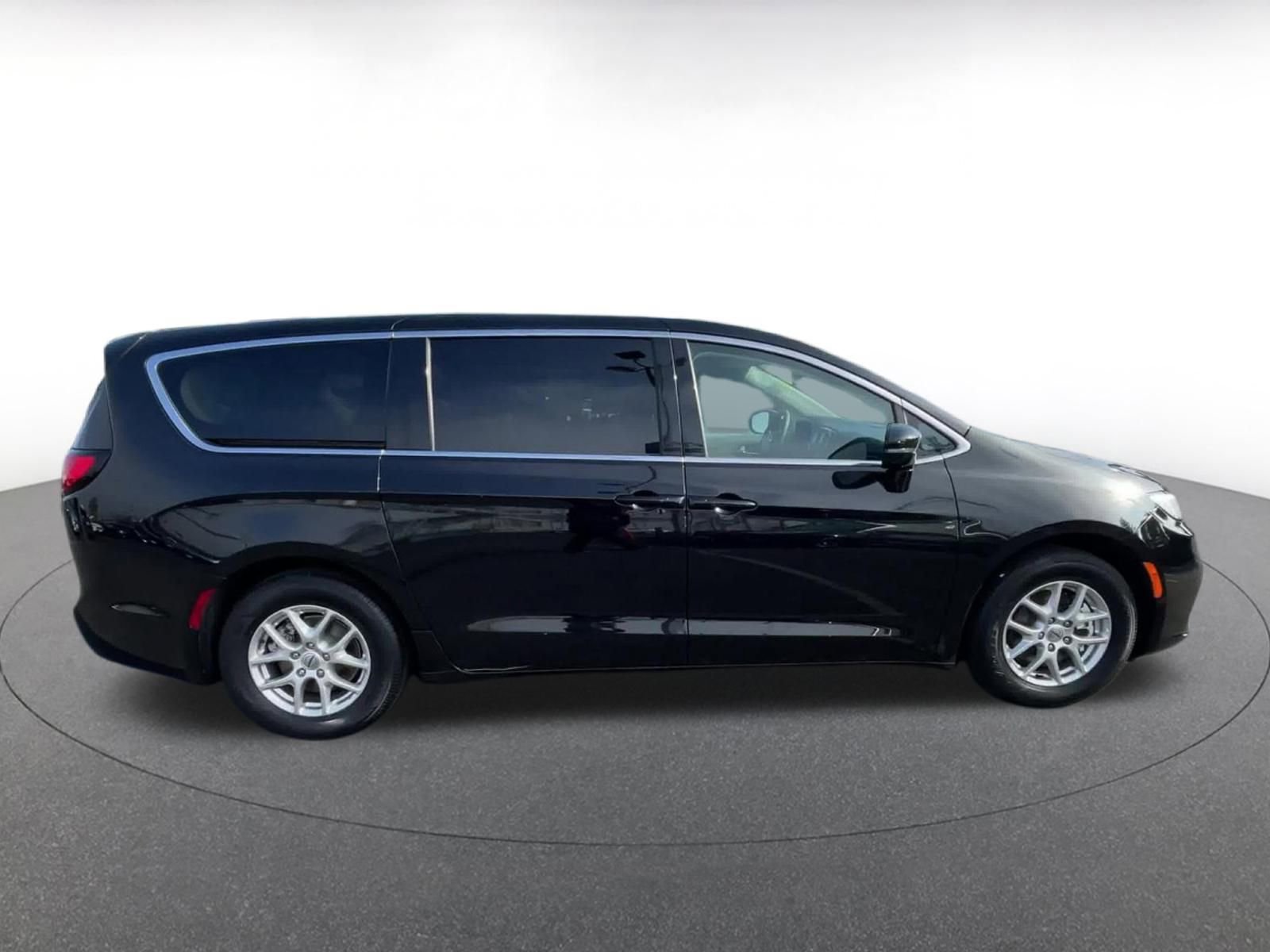 Used 2024 Chrysler Pacifica Touring-L image 16