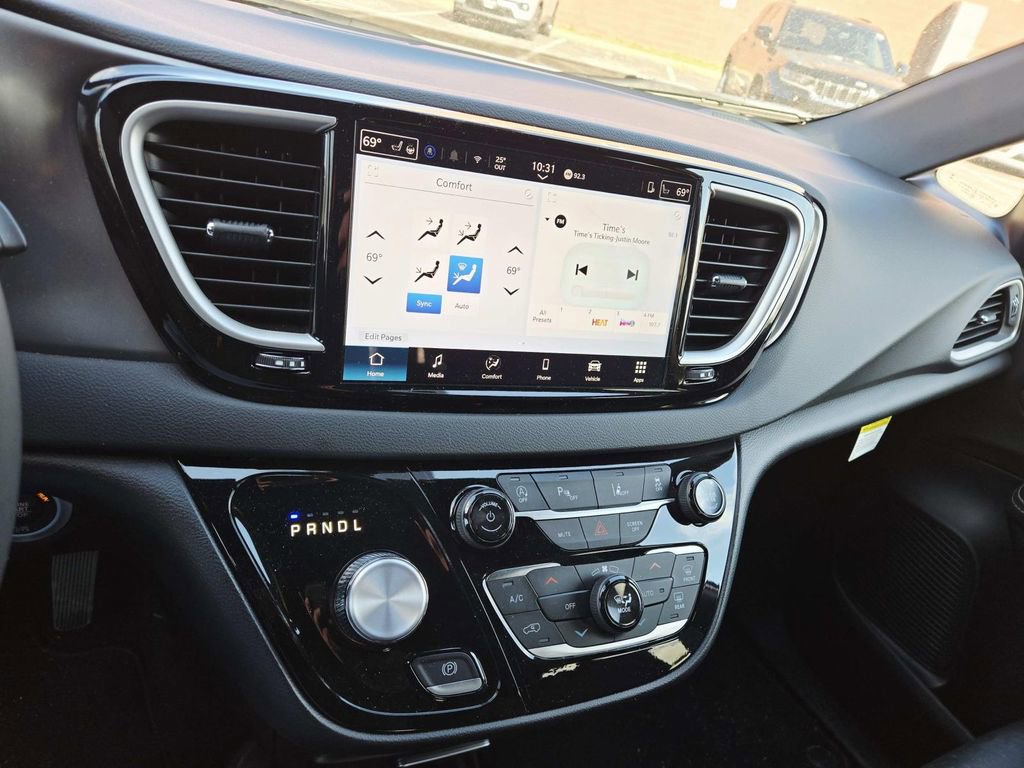 Used 2026 Chrysler Voyager LX image 26