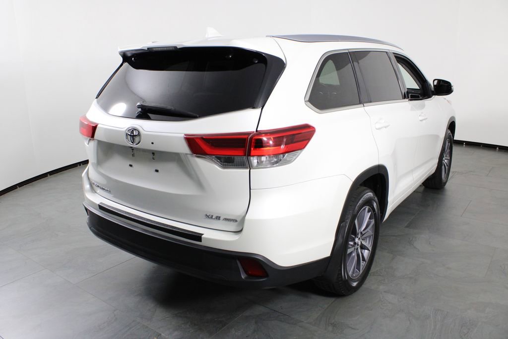 Used 2017 Toyota Highlander XLE image 16