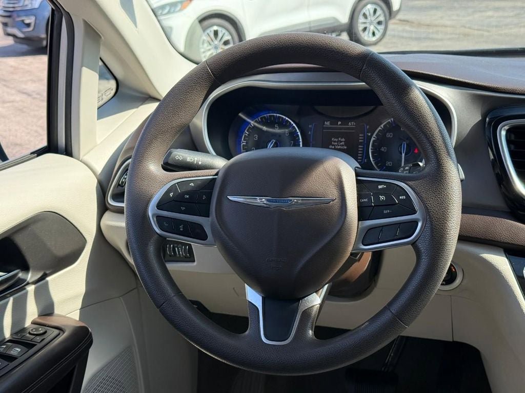 Used 2020 Chrysler Voyager LX FWD image 10