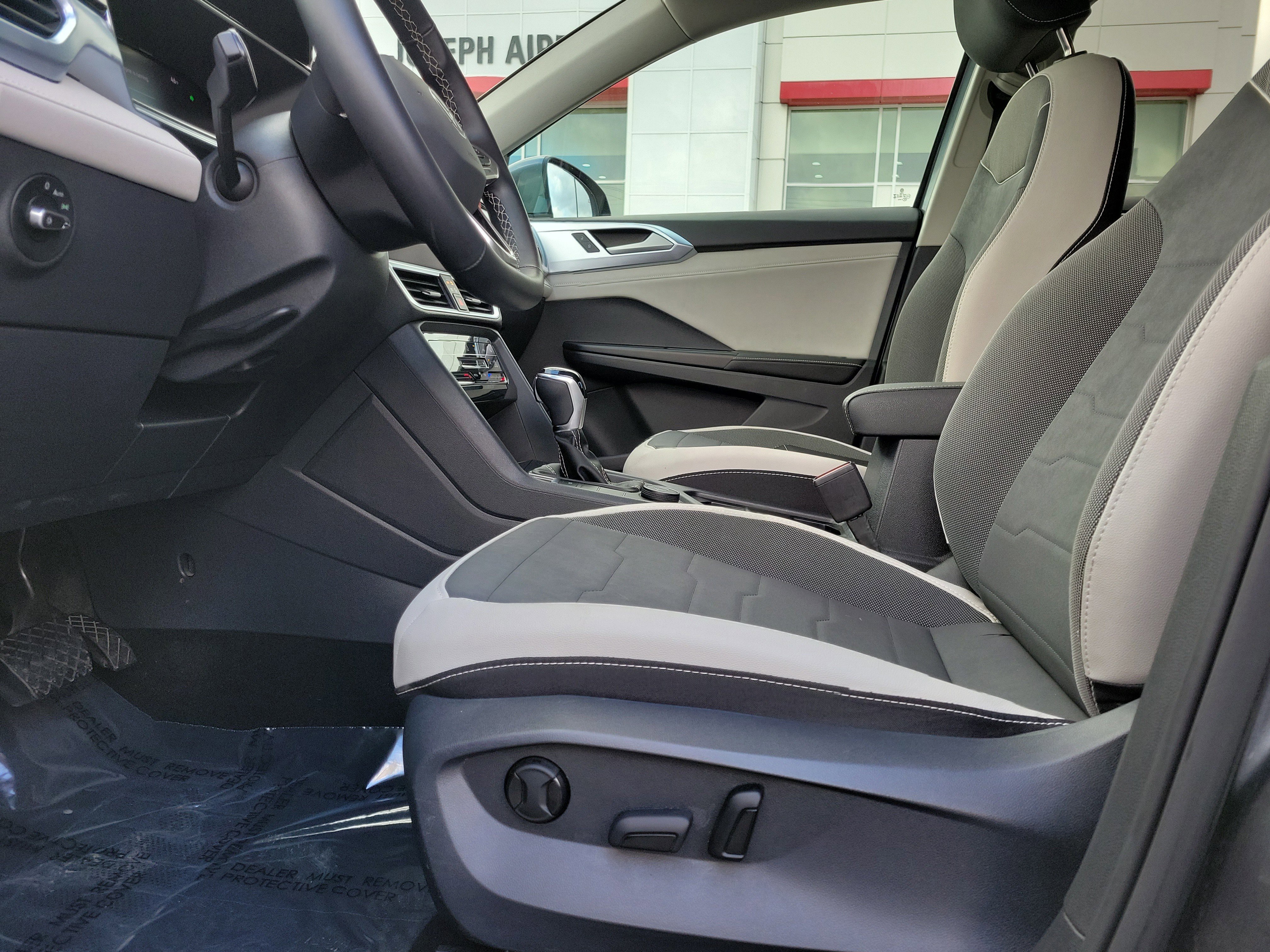 Used 2025 Volkswagen Taos SE image 16