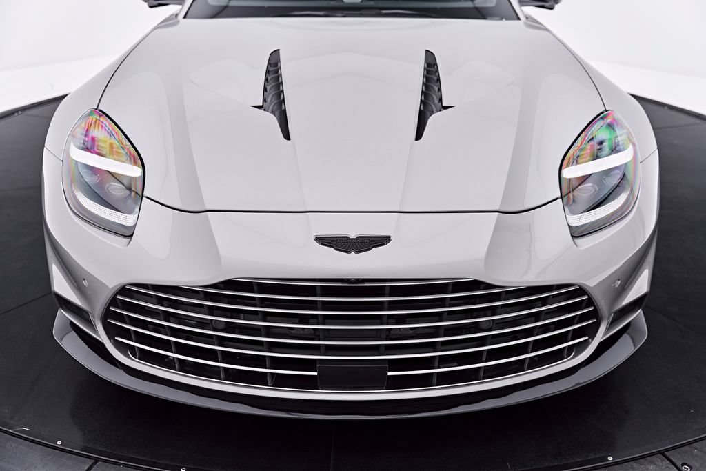 Used 2025 Aston Martin Vanquish RWD image 21