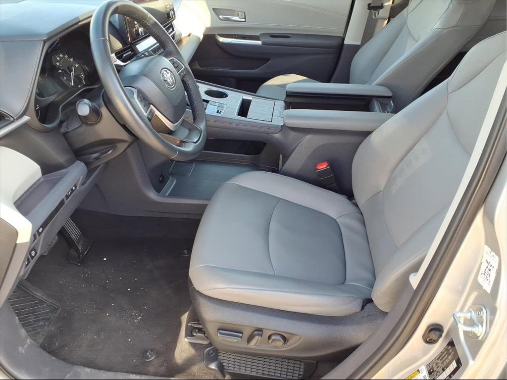 Used 2023 Toyota Sienna XLE image 14