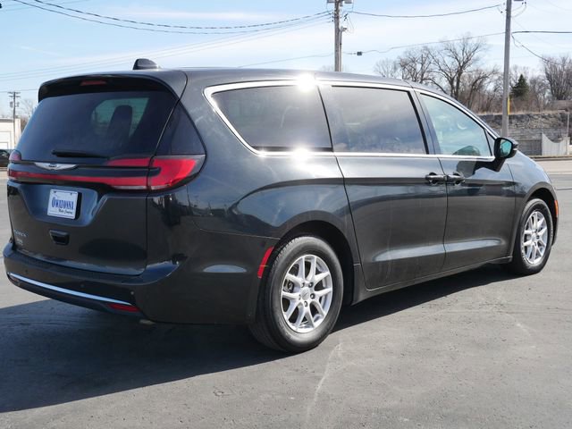 Used 2023 Chrysler Pacifica Touring-L image 4